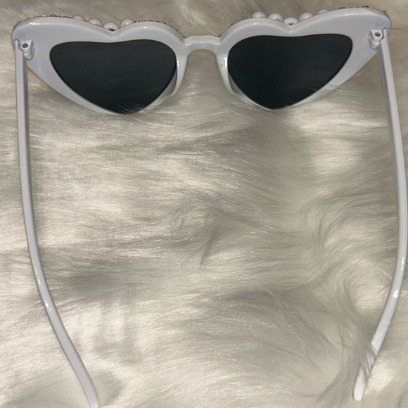 Bride To Be Rhinestone Heart Sunglasses - Picture 5 of 5
